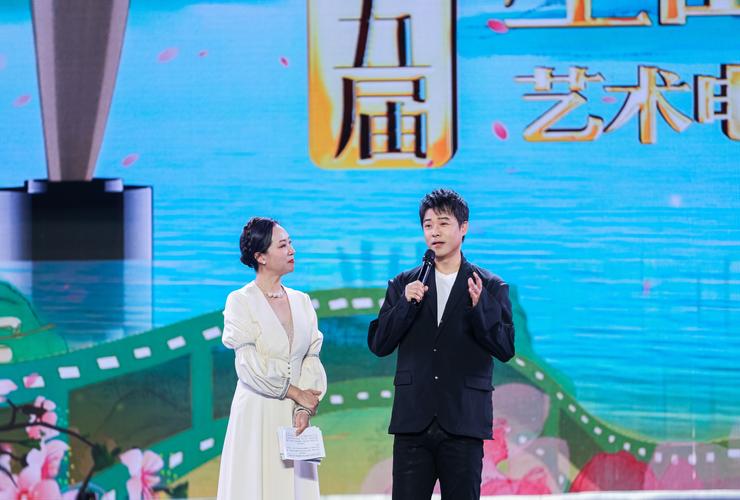 使用从图灵之问到未来之约的戏剧化表达，既关联主题又制造悬念